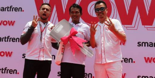 Mustofa (tengah) memenangkan satu unit rumah dari undian WOW Smartfren tahap pertama