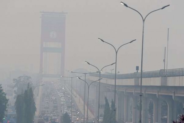 Jembatan Ampera Palembang diselimuti kabut asap. 