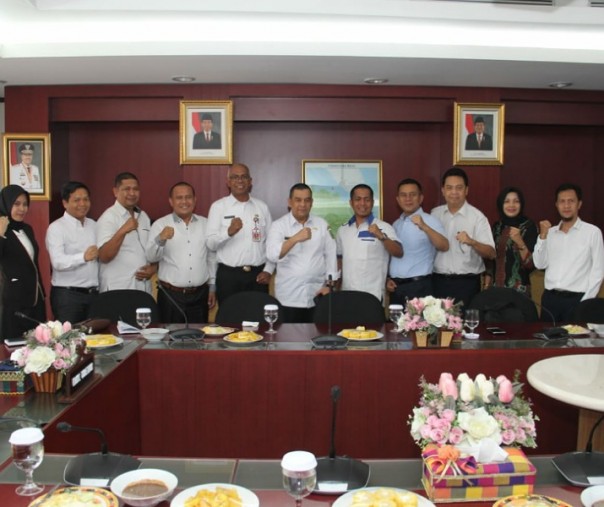 Wagubri Edy Natar Nasution didampingi Kepala Disdik Riau Riau Rudyanto bersama pengurus SMK Dirgantara, Kamis (17/10/2019). Foto: Istimewa.