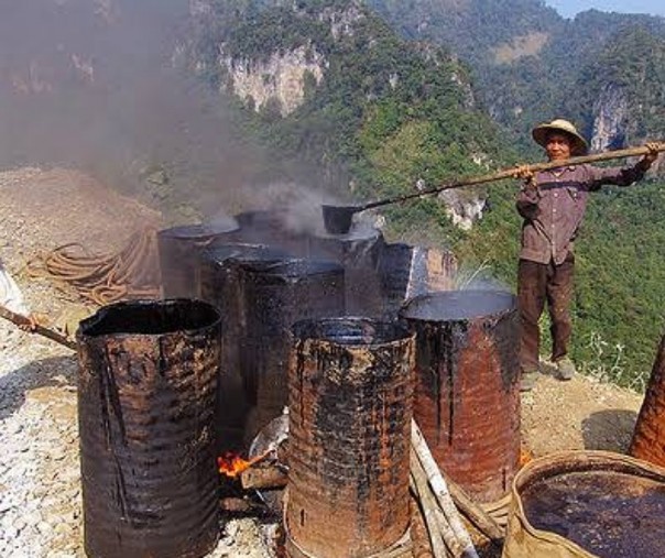 Orang sedang mengaspal (Foto: Istimewa/internet)