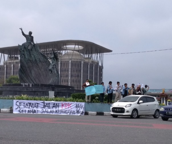 BEM Universitas menggelar aksi di tugu zapin (Foto: zar/riau1.com)