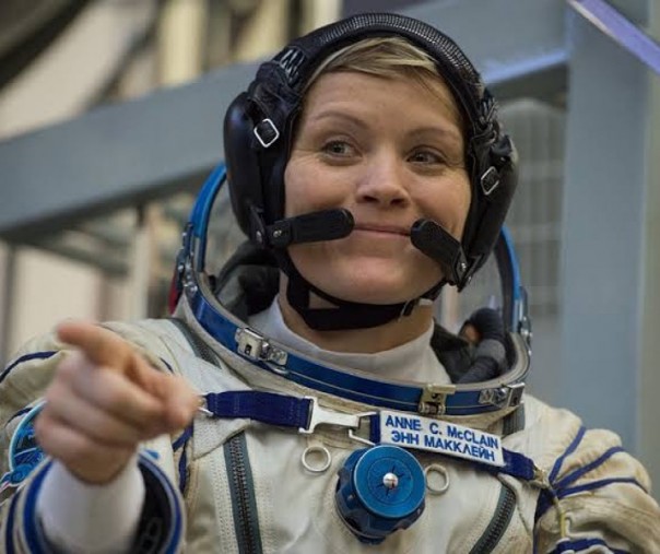 Astronot Amerika Serikat, Anne McClain, keluar dari kapsul Soyuz MS-11 usai mendarat di Kazakhstan pada 25 Juni 2019 (Foto: Istimewa/suara.com)