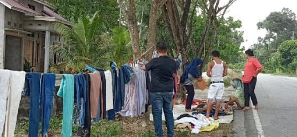 Warga Desa Teluk Masjid Siak mendadak jadi pedagang pakaian bekas