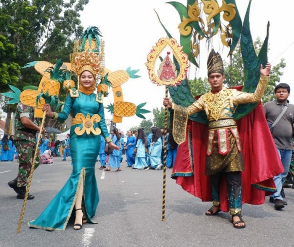 Salah satu penampilan peserta Karnaval Budaya Nusantara di Pekanbaru, Sabtu (19/10/2019). Foto: Riau1.