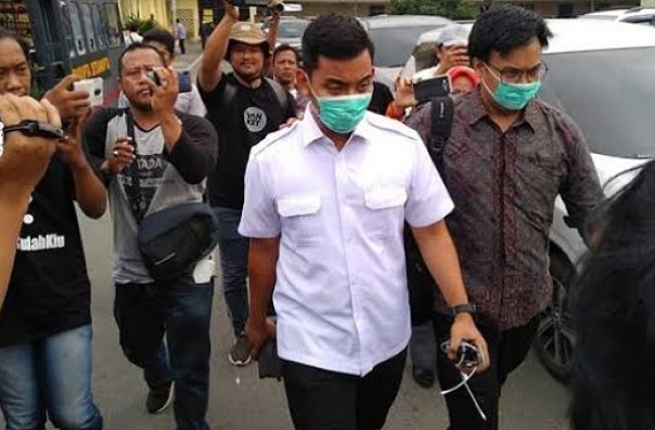Ajudan Wali Kota Medan saat menyerahkan diri ke Polrestabes Medan
