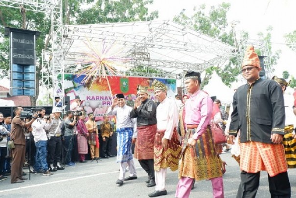 Bupati Siak, Alfedri saat mengikuti pawai karnaval kebudayaan di Jalan Gajahmada Pekanbaru