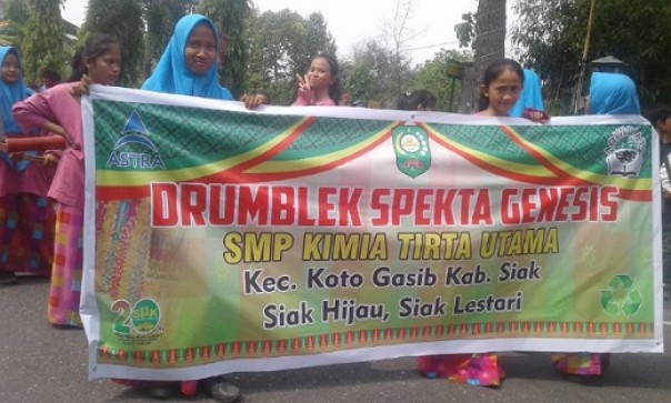 Rombongan SMPS KTU Koto Gasib saat mengikuti pawai karnaval kebudayaan di Jalan Gajahmada Pekanbaru