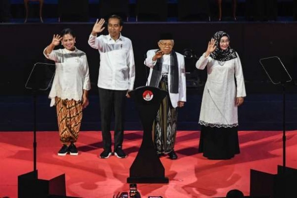 Jokowi  dan Ma'ruf Amin bersama istrinya masing masing. 