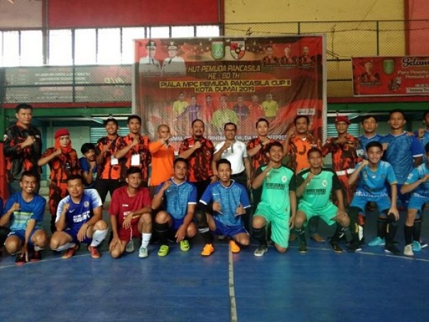 Jajaran pengurus MPC PP Dumai bersama perwakilan tim peserta Futsal Cup II
