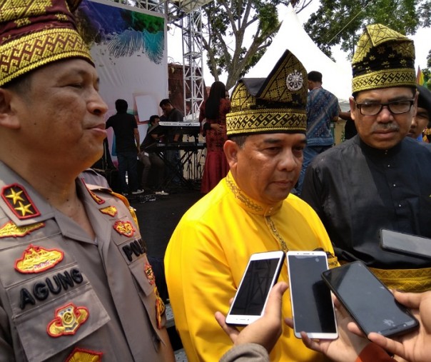 Wakil Gubernur Riau Edy Natar Nasution didampingi Kapolda Riau Irjen Agung Setya Effendi usai acara Karnaval Budaya Nusantara di Jalan Gajah Mada, Pekanbaru, Riau, Sabtu (19/10/2019). Foto: Surya/Riau1.