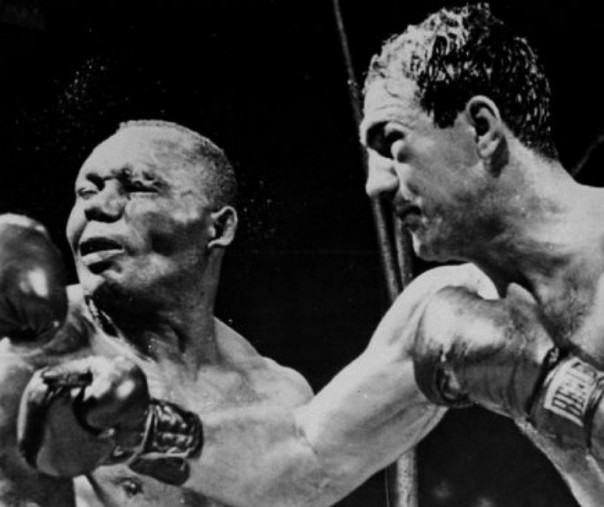 Petinju AS, Rocky Marciano (kanan), melayangkan pukulan ke arah wajah kompatriotnya, Joe Walcott (Foto: Istimewa/internet)
