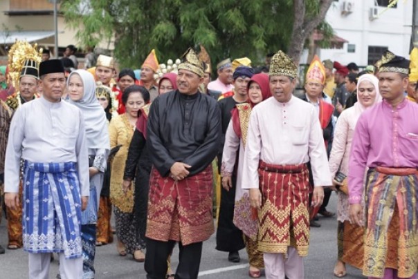 Bupati Siak, Alfedri saat mengikuti pawai karnaval kebudayaan di Jalan Gajahmada Pekanbaru