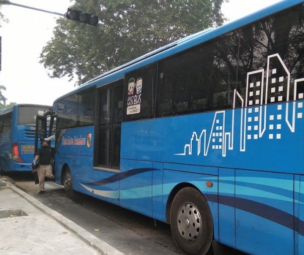 Bus Trans Metro Pekanbaru saat menurunkan penumpang di halte kantor wali kota, Jalan Jenderal Sudirman. Foto: Surya/Riau1.