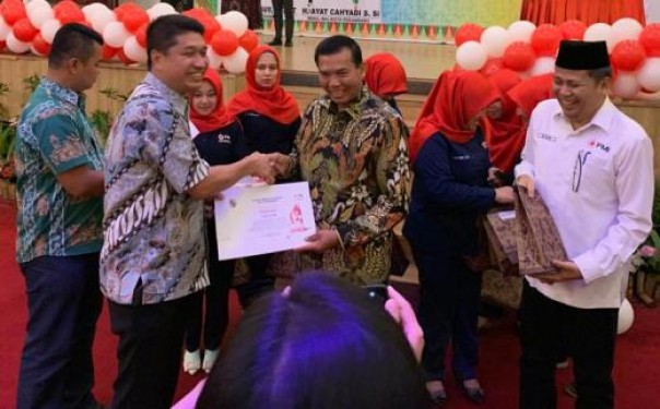 Wali Kota Pekanbaru, Firdaus menyerahkan piagam kepada Dewan Pengawas IKPTB, Toni Lim Thian Cui sebagai penghargaan dari PMI Kota Pekanbaru karena rutin menggelar baksos donor darah