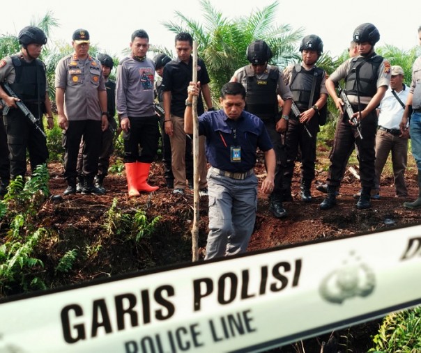 Direktur Reskrimsus Polda Riau Kombes Andri didampingi Kapolres Inhu, Kasubdit IV dan jajaran meninjau bekas kebakaran lahan area PT TI, dan melakukan penyegelan. (Foto Riau1) 
