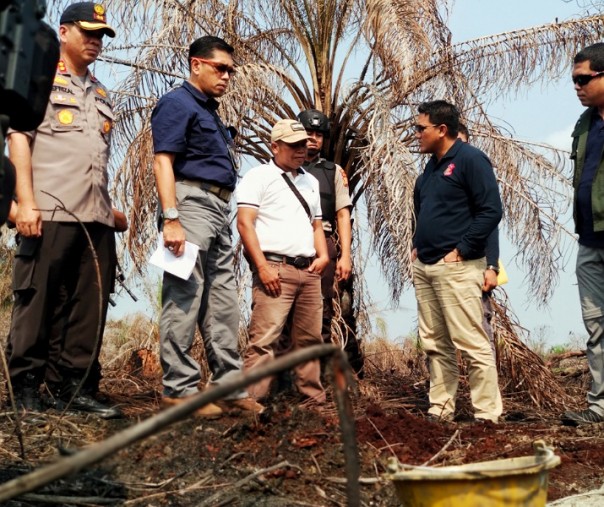 Kombes Andri saat meninjau bekas lahan terbakar di area perusahaan (Dok Riau1)