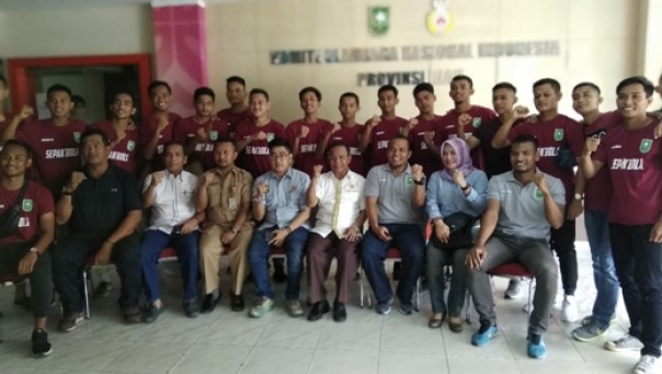 Ketua KONI Riau, Emrizal Pakis bersama tim sepakbola Riau yang akan berlaga di Porwil 2019 Bengkulu (foto: barkah/riau1.com)