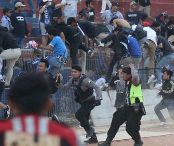 Polisi menghalau sejumlah suporter PSIM Yogyakarta yang berusaha memasuki lapangan saat kompetisi Liga 2 Indonesia. Foto: Antara.