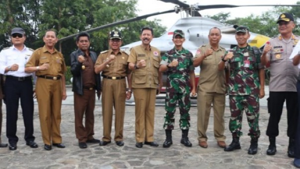 Bupati Inhil, HM Wardan sebelum memantau karlahut di Inhil menggunakan heli BPBD Riau