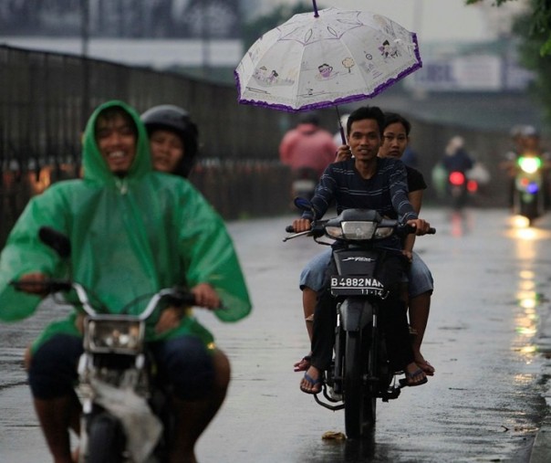 Ilustrasi pengendara roda dua diguyur hujan (Foto: Istimewa/Internet)