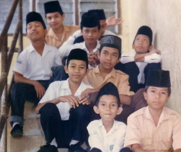 Ustaz Abdul Somad saat mengenakan seragam sekolah (Foto: Istimewa/Facebook)