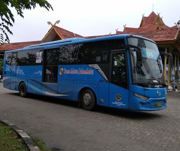 Bus TMP saat keluar dari Terminal Bandar Raya Payung Sekaki Pekanbaru. Foto: Surya/Riau1.