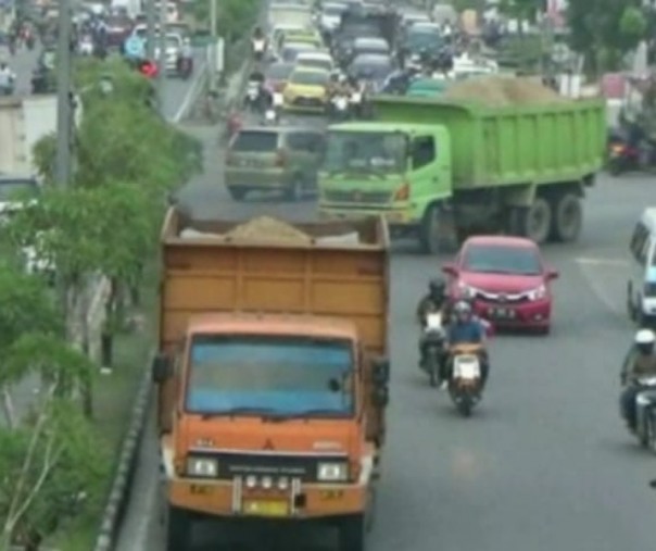 Salah satu potret truk sarat muatan yang melintas di jalan dalam kota Pekanbaru. (Riau1)