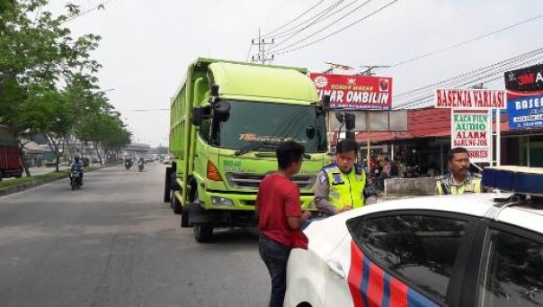 Salah satu pengemudi truk yang terjaring razia saat melanggar dengan melintas di dalam Kota Pekanbaru