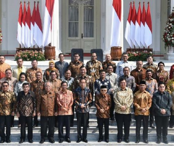 Presiden Indonesia Joko Widodo, Wakil Presiden Ma'ruf Amin, dan menteri kabinet yang baru, berpose di Istana Negara. Foto: Tempo.co.
