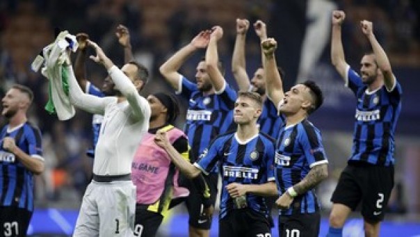 Inter Milan merayakan kemenangannya, Kamis dini hari WIB. 