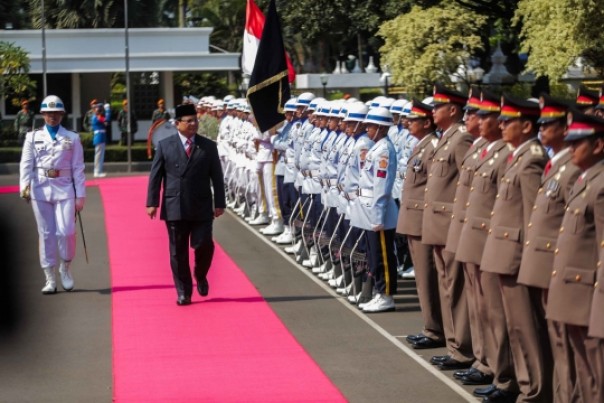 Penyambutan terhadap Menteri Pertahanan Prabowo Subianto sebelum sertijab, Kamis. 