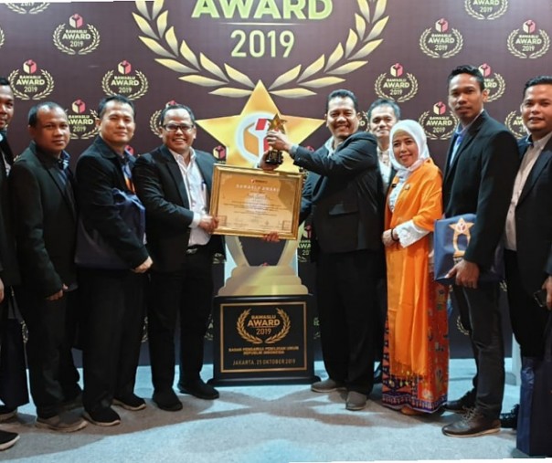 Tim Bawaslu Riau saat melihatkan penghargaan dari Bawaslu RI, Jumat (25/10/2019) malam. Foto: Istimewa.