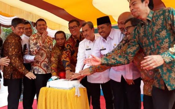 Gubernur Riau, Syamsuar saat meresmikan PLTMG Koto Gasib 25 MW