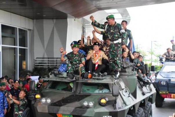Dengan mengenakan seragam Pramuka, Gubernur Riau Syamsuar menaiki tank Anoa berkeliling Living World Pekanbaru