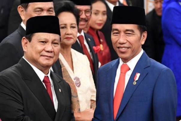 Presiden Jokowi  memberikan selamat kepada Menhan Prabowo Subianto usai melantik jajaran Menteri,  Rabu. 