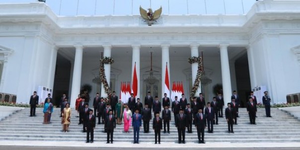 Presiden Jokowi bersama kabinet baru. 
