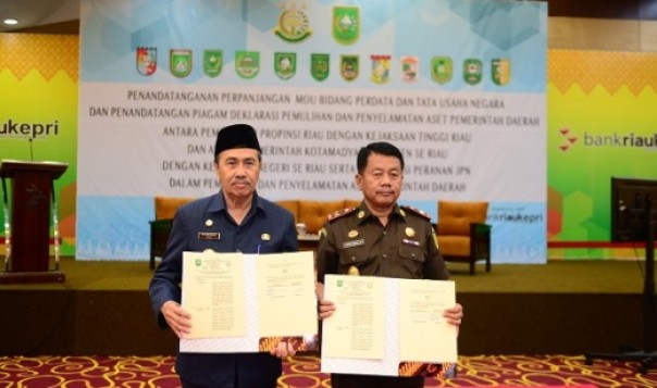 Gubernur Riau, Syamsuar bersama Kejati Riau, Uung Abdul Syakur saat penandatanganan perpanjangan MoU