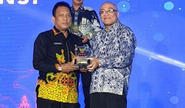 Kepala BKD Riau, Ikhwan Ridwan menerima penghargaan BKN Awards 2019 untuk Pemprov Riau
