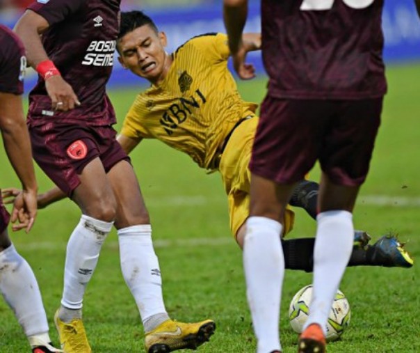 Pesepak bola Bhayangkara FC Dendy Sulistyawan berusaha melewati tiga pemain PSM Makassar. Foto: Antara.