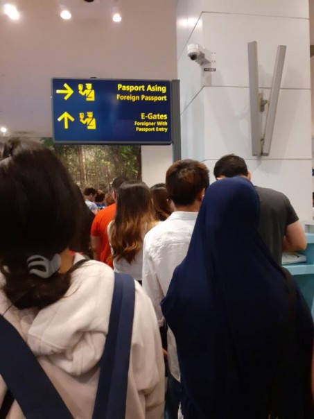 Ilustrasi panjangnya antrean cap paspor saat tiba di Bandara Internasional Kuala Lumpur, Malaysia. 