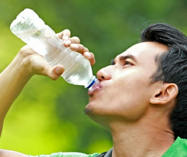 Ilustrasi minum air mineral. Foto: Shutterstock.