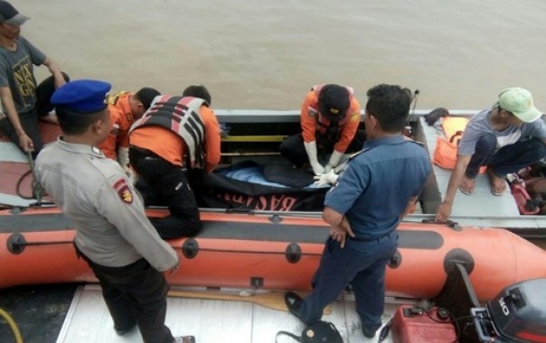 Proses evakuasi jasad ABK Kapal Noah VIII yang hilang di Sungai Siak