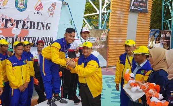 Wakil Gubernur Riau, Edy Natar Nasution saat menyerahkan medali untuk para juara di cabor panjat tebing