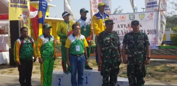 Prosesi upacara penghormatan pemenang cabor atletik nomor jalan cepat 20.000 meter di Porwil X Sumatera 2019 Bengkulu