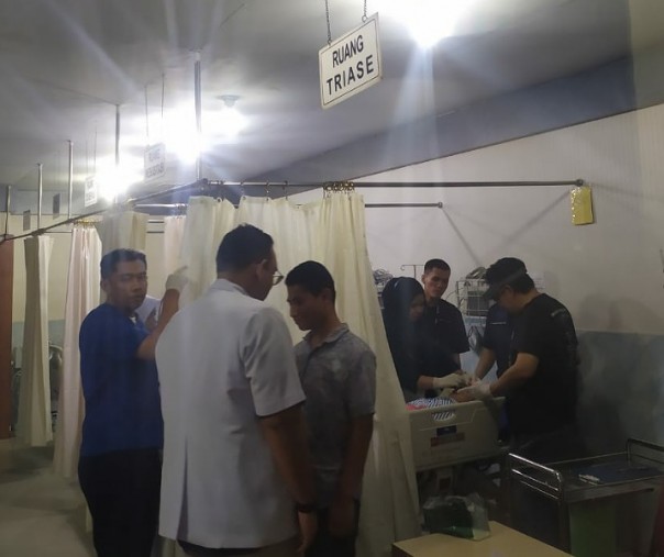 Korban LH, saat mendapat pertolongan medis di IGD RS Bhayangkara Polda Riau, minggu malam.