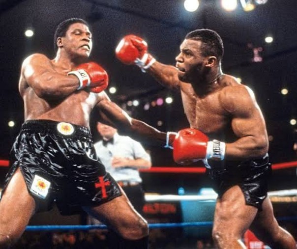 Mike Tyson saat berada di ring tinju (Foto: istimewa/internet)