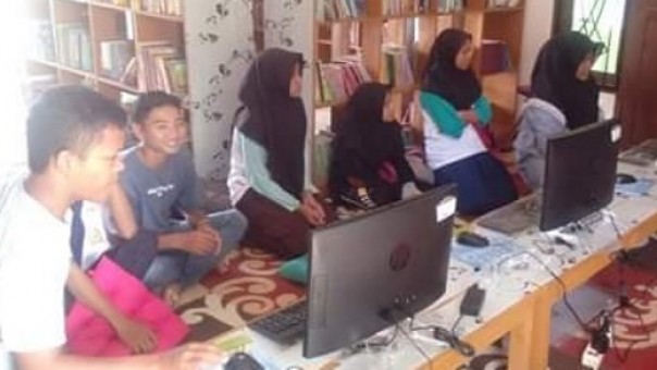 Sejumlah anak memanfaatkan online e-library di Kampung Mandi Angin Siak