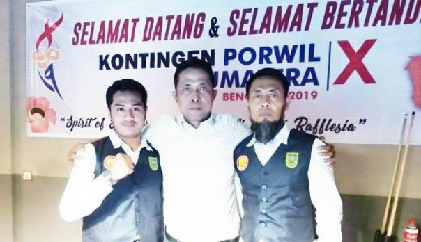Pelatih biliar Riau, Jefri bersama dua atlet biliar Riau yang turun di Porwil X Sumatera 2019 Bengkulu