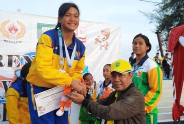 Ketua KONI Riau, Emrizal Pakis menyerahkan medali emas kepada atlet renang Riau saat Porwil di Bengkulu
