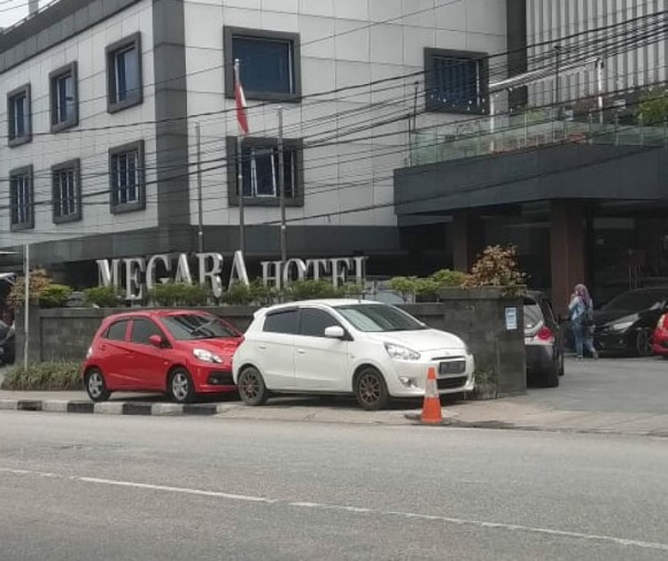 Dua mobil parkir di atas trotoar di Jalan Ahmad Yani, Rabu (6/11/2019). Foto: Istimewa.